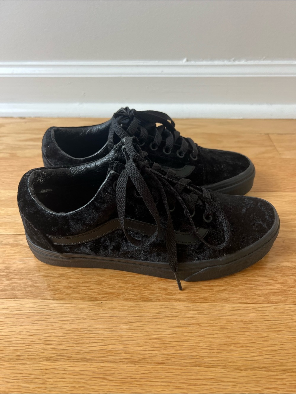 NWOT Vans Old Skool Triple Black Crushed Velvet Sneakers in Women's 6 - Picture 5 of 9